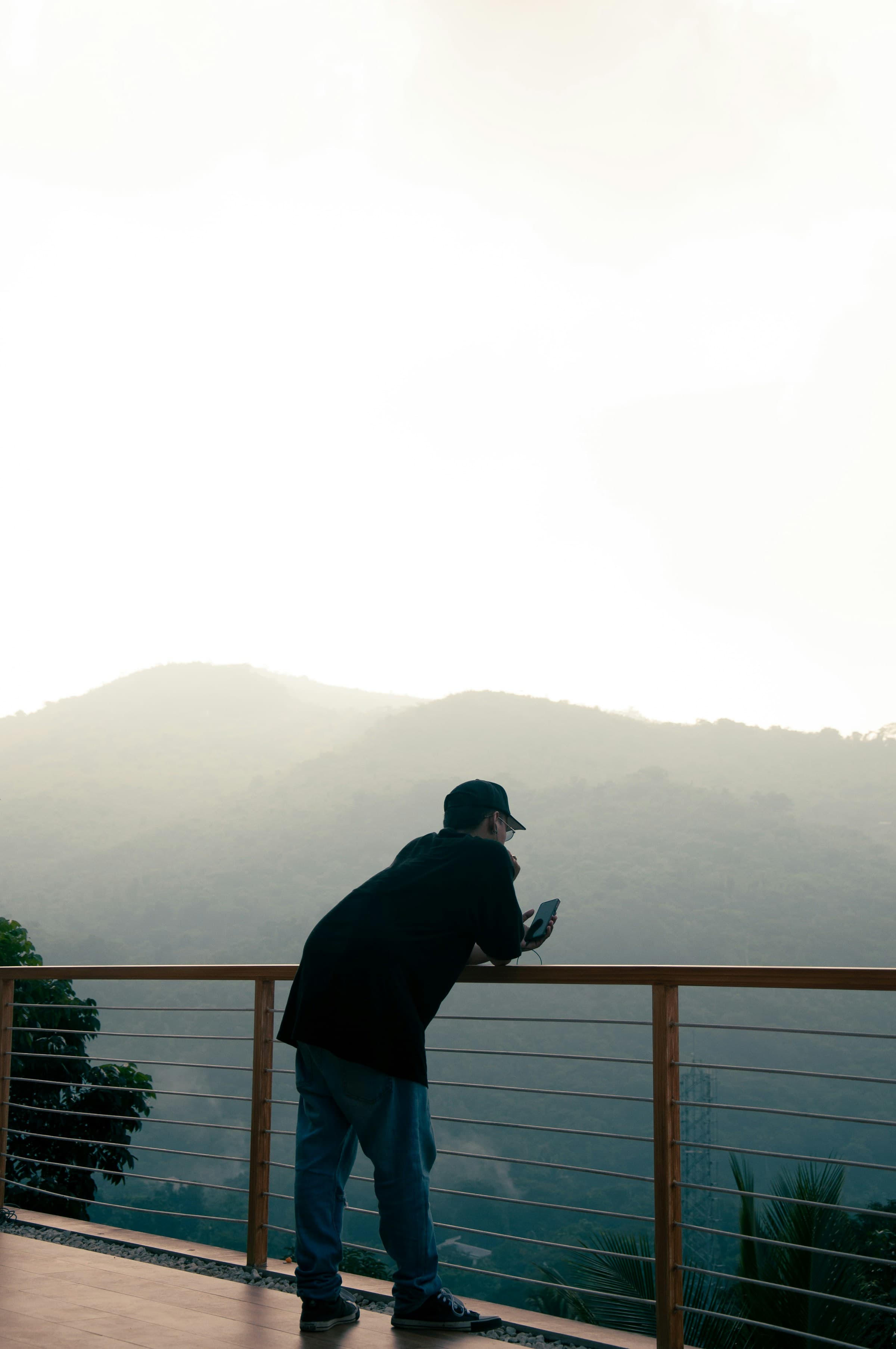 Persona sonriente mirando el teléfono con la app abierta